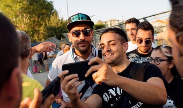 Daniele Decibel Bellini con i suoi fans