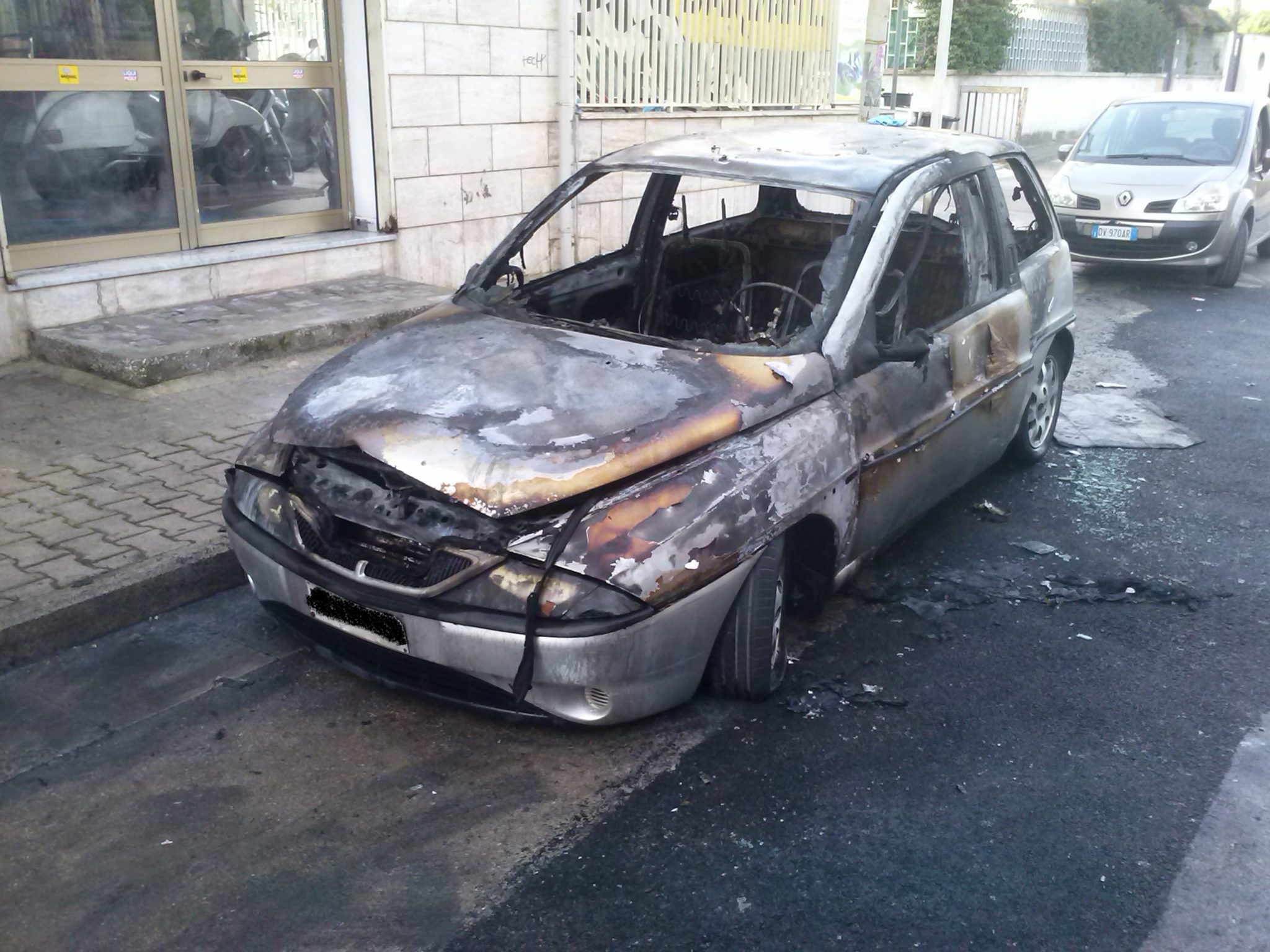 Auto incendiata Via Pertini 13.10 (4)
