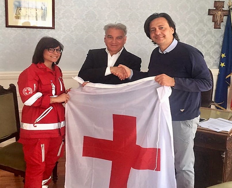 Consegna bandiera croce rossa italiana