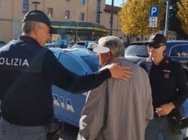 poliziotto con anziano fonte foto web