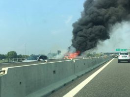 auto in fiamme autostrada fonte foto web